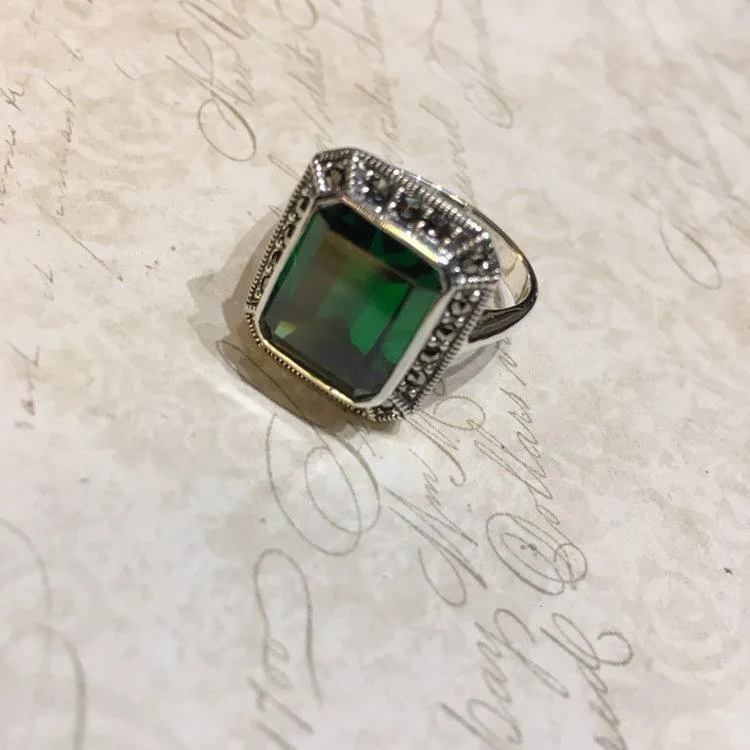 Emerald Green Queen Solitaire Ring