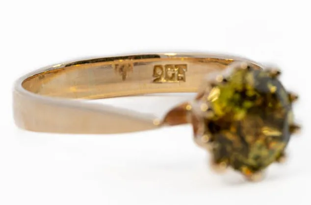 Gorgeous 9ct Yellow Gold Peridot Ring