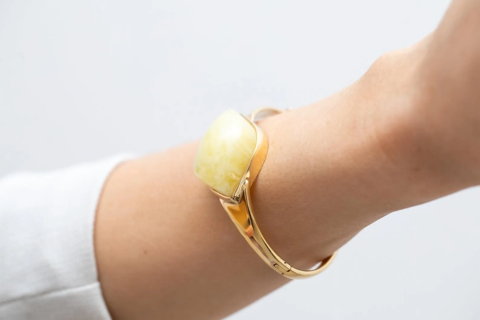 Minimal Gold Butterscotch Amber Diamond Bangle