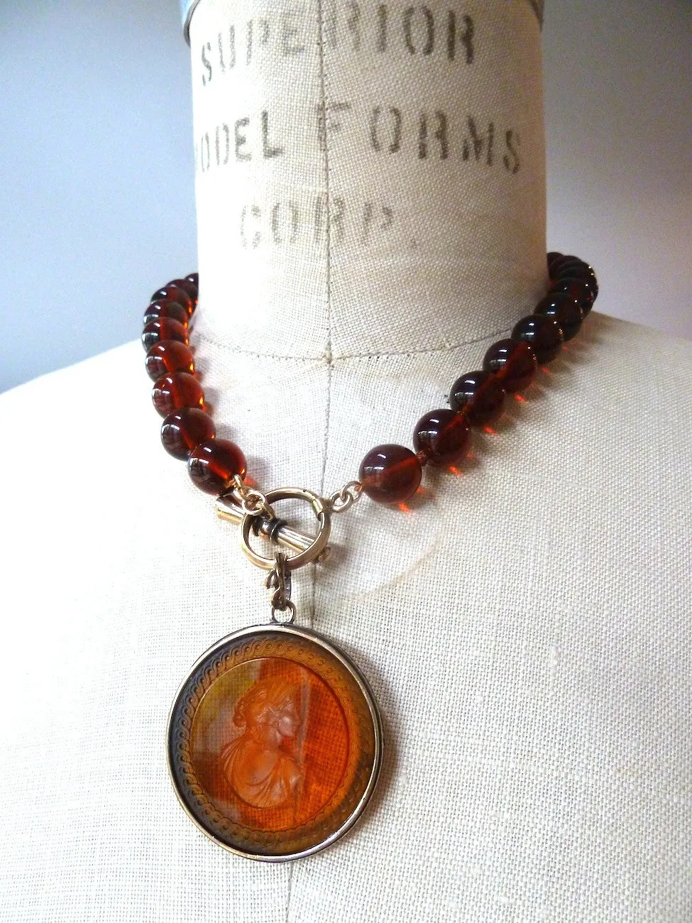 NECKLACE INTAGLIO CHOKER AMBER COGNAC