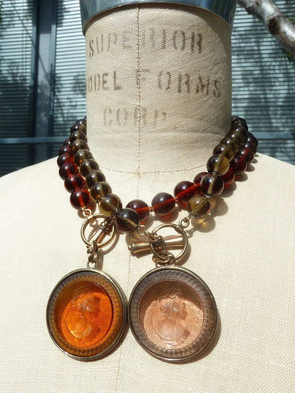 NECKLACE INTAGLIO CHOKER AMBER COGNAC