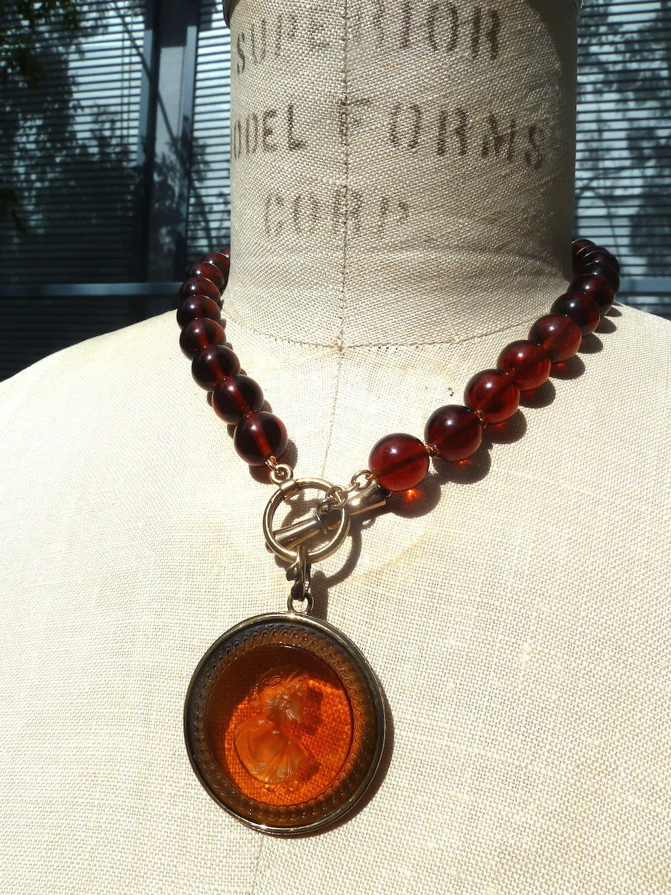 NECKLACE INTAGLIO CHOKER AMBER COGNAC