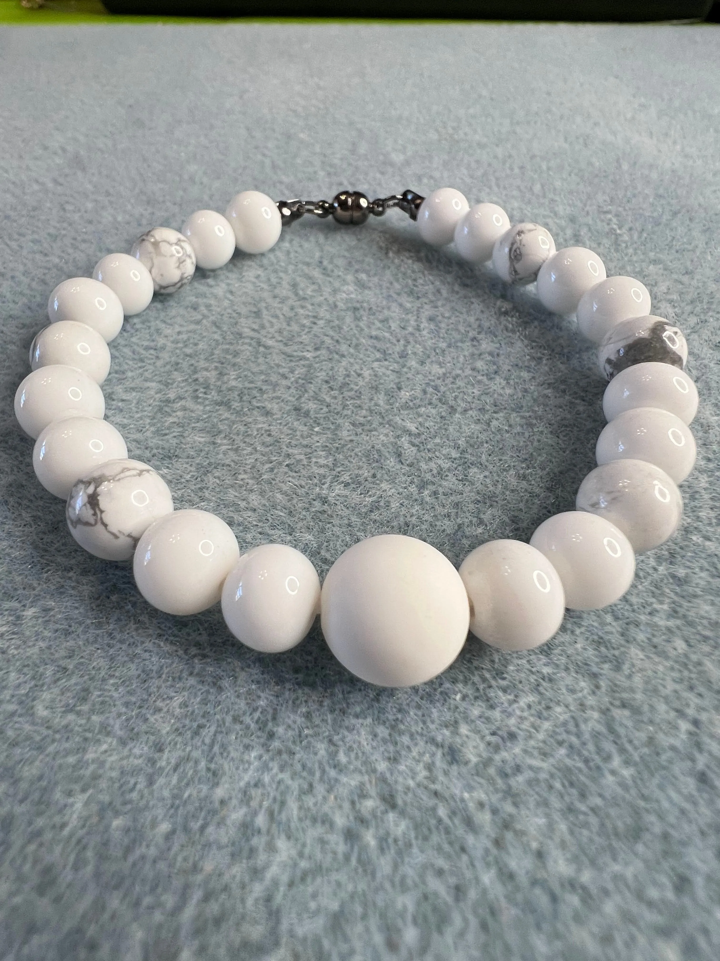 White speckled beaded bracelet with magnetic clasp